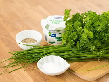 材料イメージ3　味の決め手のサワークリームなど