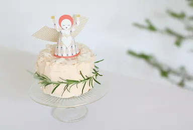 ドレスをまとい歌う天使