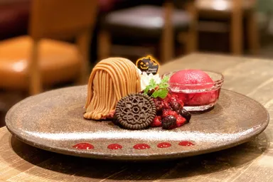 「アバロンコーヒー」の「ハロウィーンモンブランプレート」コーヒーまたは紅茶付き1,000円(税込)