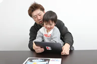 小さなお子さまも、画面にクルマが登場すると大はしゃぎ！