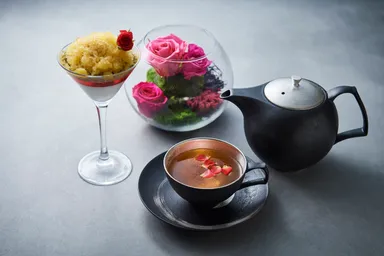 ローズパフェとフラワーティー　1,500円(税サ別)