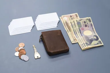 小銭・お札・カードに鍵までも収納可能