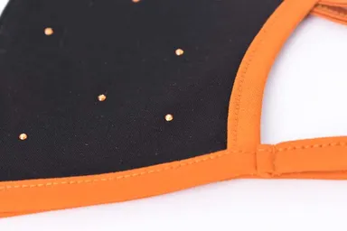 ラインストーンをちりばめた『Studs』