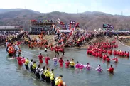 諏訪大社の「御柱祭」で川を渡る御柱