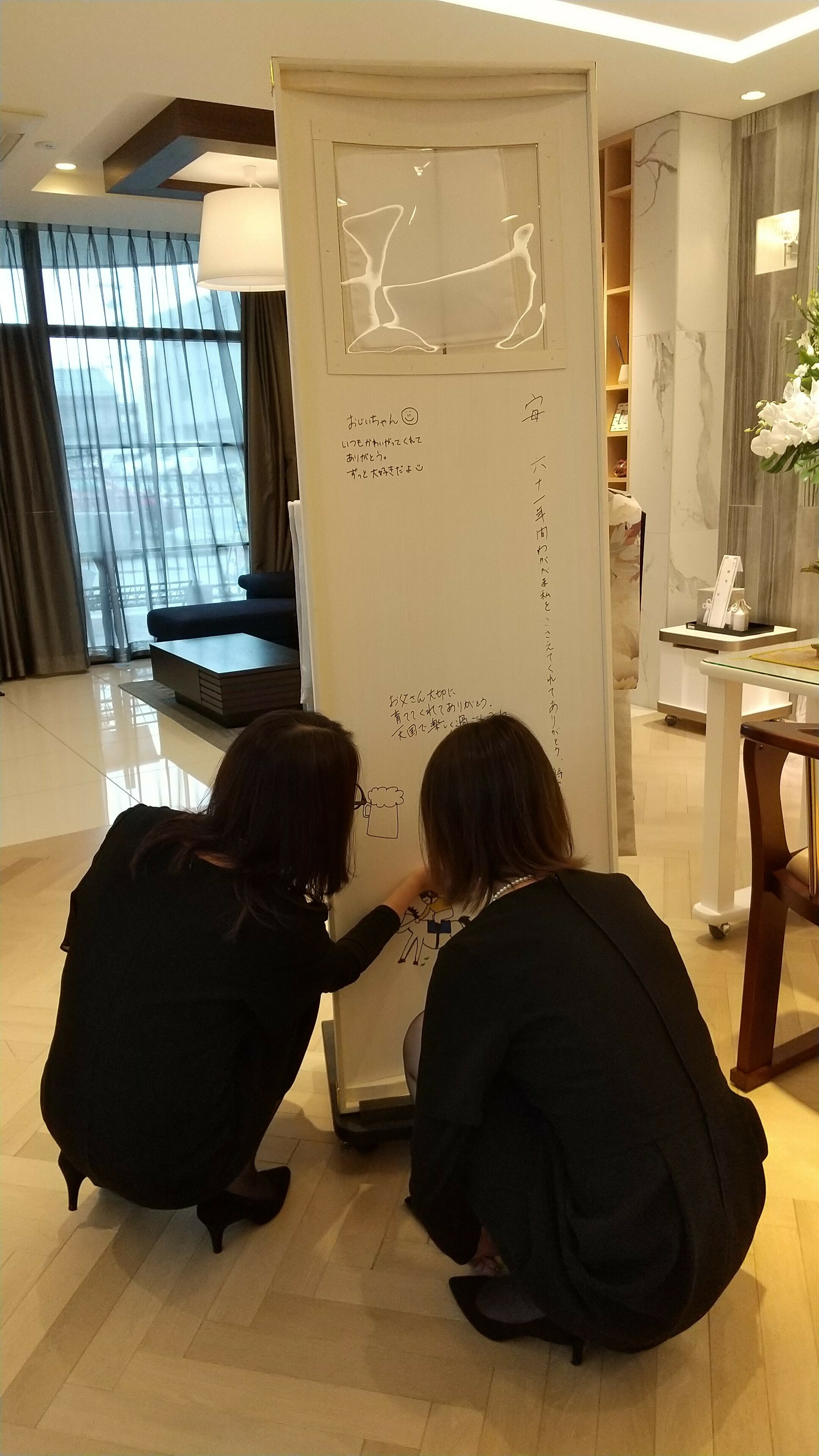 世界で一つだけのお棺をご遺族で協力して作る～お棺寄せ書きサービス 