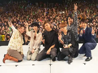 ファンと共に10周年を祝った