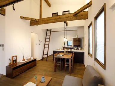 MONICA カフェラウンジのような平屋