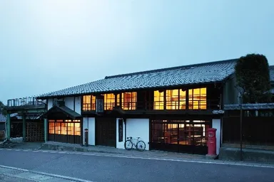 粂屋　玄関(夕景)