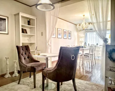 店内はデザイナー監修のフレンチテイストです。