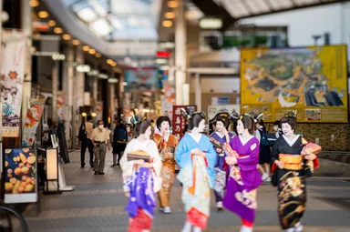 道後商店街を歩く