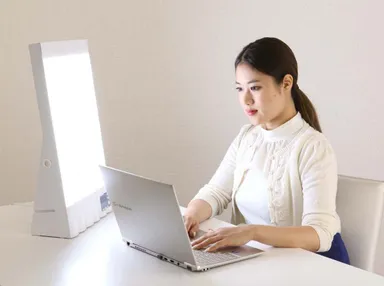 テレワークをしながら強い光を浴びる