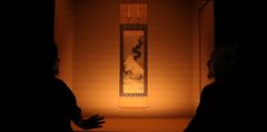 北斎の絶筆の前で学芸員と