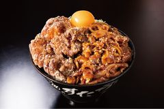 “ドカ喰い”すたみな唐揚げ牛焼肉合盛り丼 1,280円(税込)