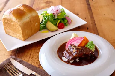 「極上“幻の和牛・葉山牛”の赤ワイン煮込み～湘南野菜の付け合わせ～」2,200円(税別)