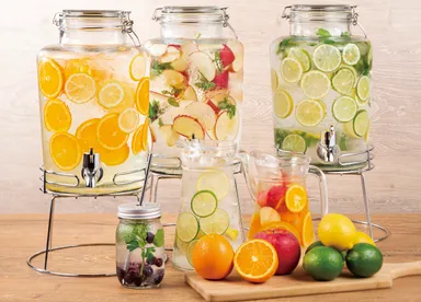 ランチセットはフルーツなどが入ったフレーバーウォーターバー付き