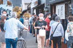 北海道高級食パンを求めて、調布市民が100人の大行列！オープン後も連日行列し、北海道プレミアム生食パン300本、「純」北海道メロンパン700個が即完売の大人気