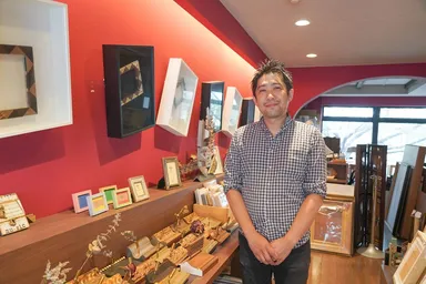 高山額縁店オーナー