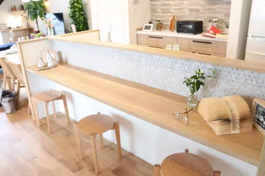 親子の会話を楽しめるキッチンカウンター