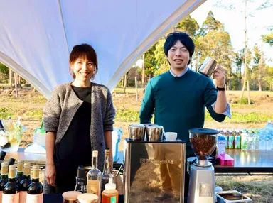 現スタッフ岩沢(左)と近井(右)
