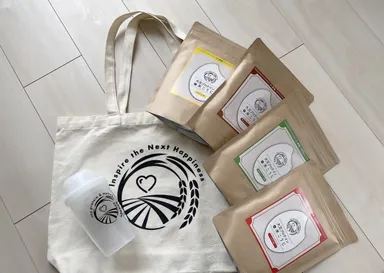 購入者特典のエコバッグ、シェイカー