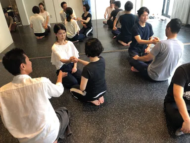 ワークショップ(ポーズを取らないヨガの検証)