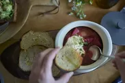 【ベストポットミニシャロー】の使用イメージ。アツアツのスープや料理はもちろん、冷たいデザートにも最適