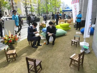 淀屋橋odona前　芝生化の様子