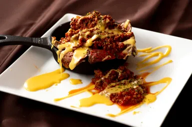 夜の名物商品「濃厚ボロネーゼの肉づくしステーキ」1,290円～(2)