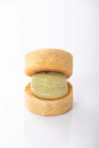 抹茶こしあんのなめらかあんバターをはさみました