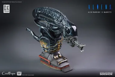 デラックス版には2種類の頭部に対応した胸像仕様の台座が付属