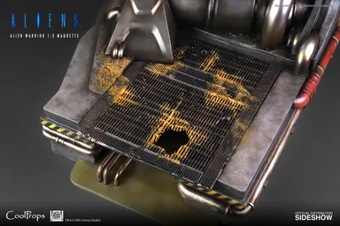 付属する専用台座は劇中セットの造形を踏襲