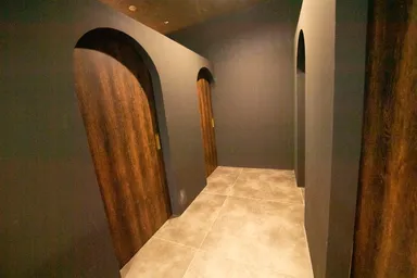 扉付きのシャンプー台が4席