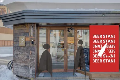 通りの賑わいを演出する赤を基調とした外観