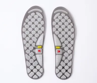 内蔵ポンプで足の状態や靴に合わせてクッション調整が可能。