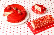 「真っ赤なマロンのショートケーキ」(写真左)／「トマトとチーズのストロベリーロールケーキ」(写真右)