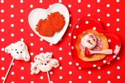 「大好きなペット“いちごちゃん”　メレンゲのロリポップ」(写真左)／「タイムの苺型塩クッキー」(写真中央)／「ラング・ド・シャとストロベリーチーズケーキのアイスクリーム」(写真右)