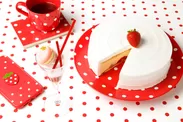 「苺みたいなピスタチオマカロンとチーズクリームの苺ミニパフェ」(写真左)／「ストロベリーショートケーキ風フロマージュプリン」(写真右)