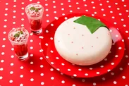 【期間限定メニュー】「苺ジュレと宙に浮くクランブルのグラスデザート」(写真左)／「白いちご風ミルクムース」(写真右)