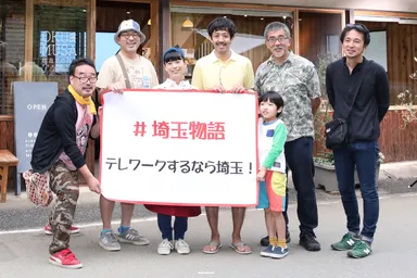 左から鈴木監督、豊島監督、桜さん、濱津さん、菊池くん、篠原監督、吉田監督(ロケ地:越生町オクムサマルシェ)