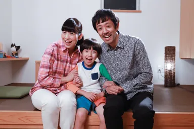 左から、(妻役)桜まゆみさん、(息子役)菊池爽くん、(夫役)濱津隆之さん