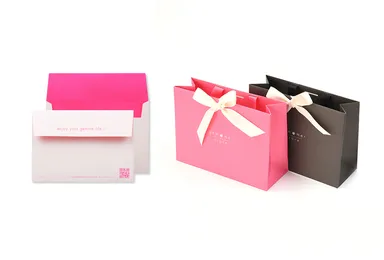 専用の小分け封筒(80円)や、リボン付きショッピングバッグ(300円)もご用意