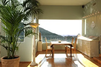 壮大なマウンテンビューを一望できるサロンスペース