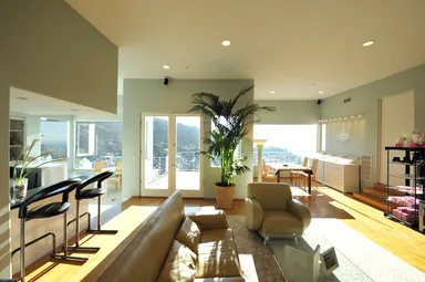 明るい陽光の中、ゆったりとおくつろぎできるスペース