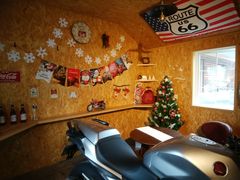 クリスマスとバイクを両方楽しめる！静岡で日本初となるバイク用ターンテーブル搭載ガレージルームがクリスマス仕様にアレンジしたモデルルームを公開