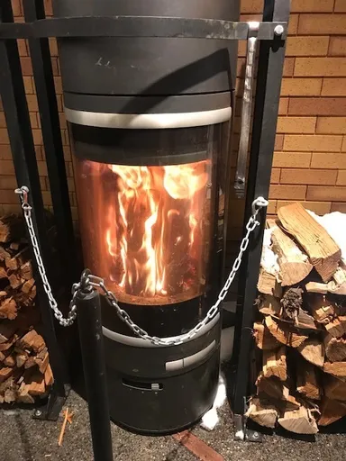 入口先の薪ストーブ