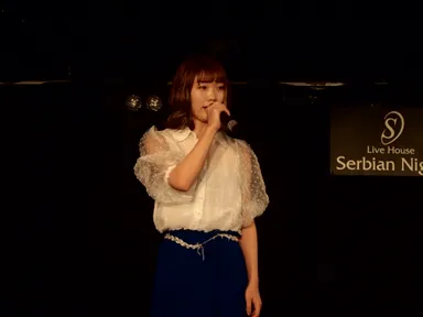 緊張した面持ちで自己紹介する岩村柚希