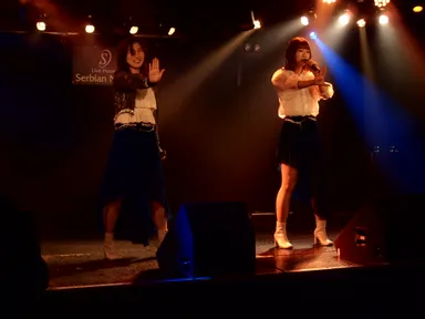 「やっパッパのパラダイス」では独特の手の振付を披露