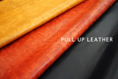 ワックスと染料の絶妙な混ざり合いが、奥行きのある絵画のような表情になる 「プルアップレザー」