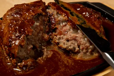 旨味と肉汁溢れる『ハンバーグステーキ デミグラスソースで』