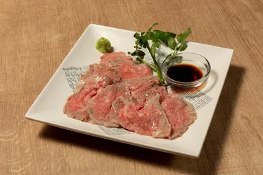 醤油風味ソースとわさびで食べる『国産牛のふわとろローストビーフ』